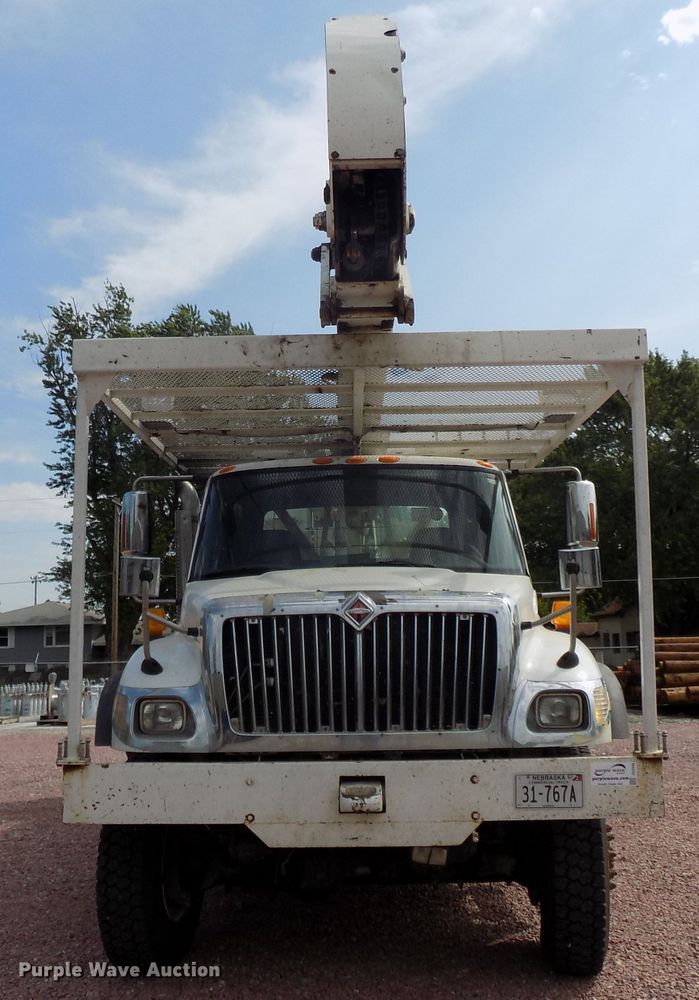 image for item DG2449 2006 International 7300 bucket truck