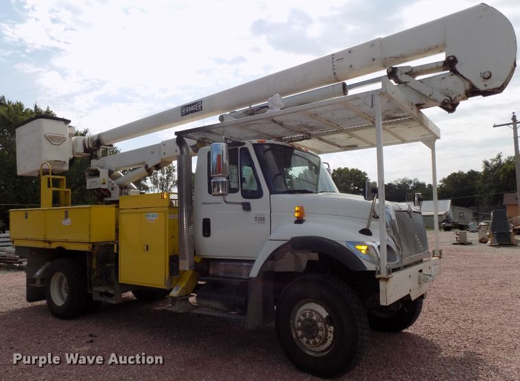 image for item DG2449 2006 International 7300 bucket truck