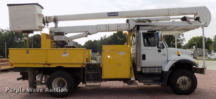 image for item DG2449 2006 International 7300 bucket truck
