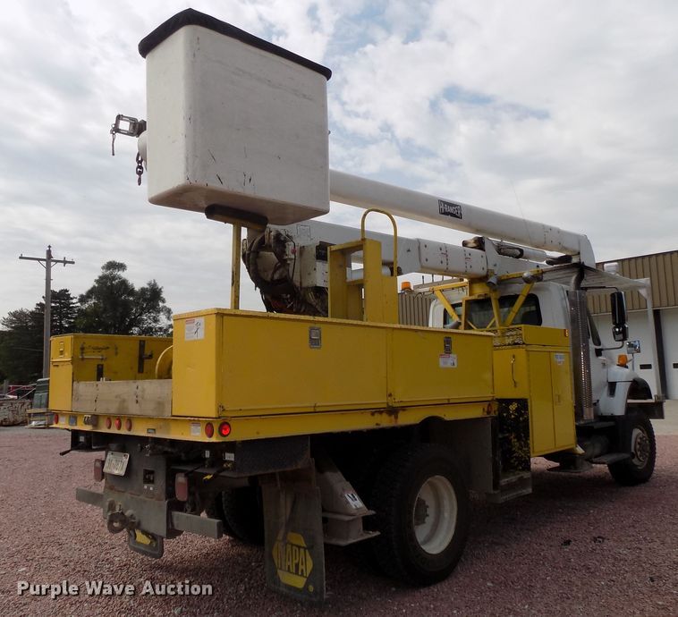 image for item DG2449 2006 International 7300 bucket truck