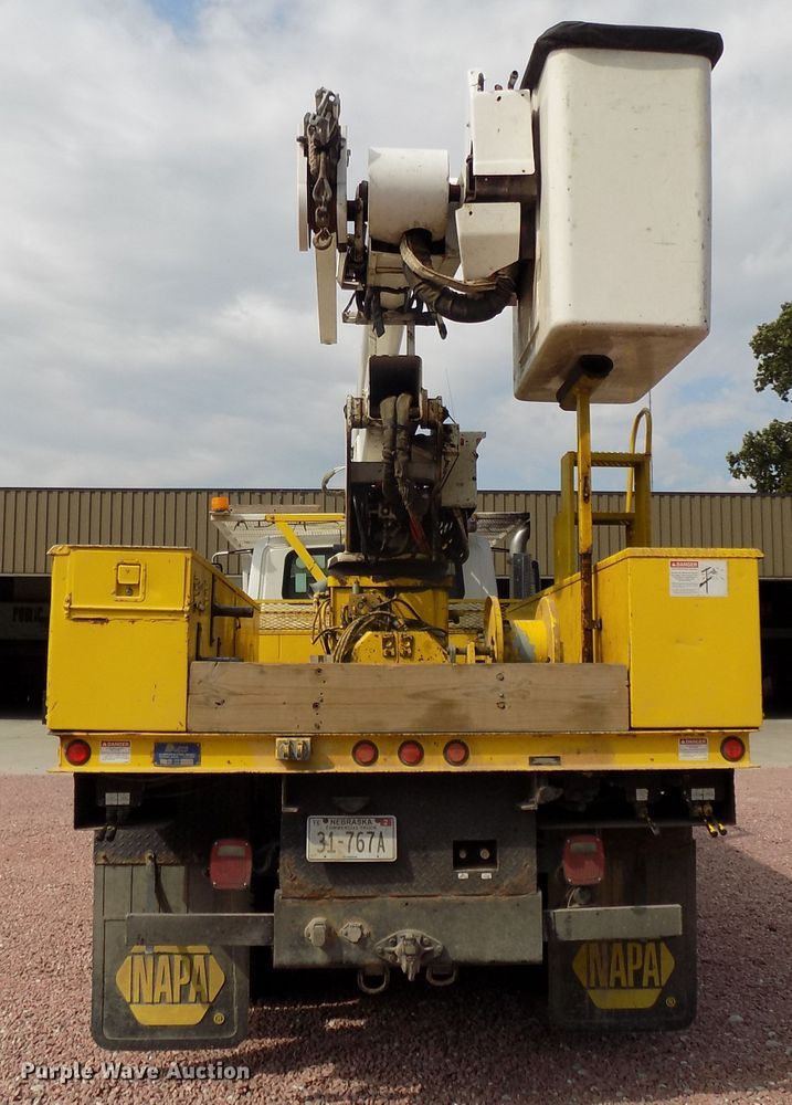 image for item DG2449 2006 International 7300 bucket truck