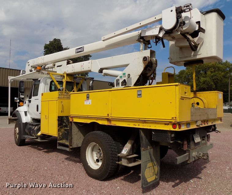 image for item DG2449 2006 International 7300 bucket truck