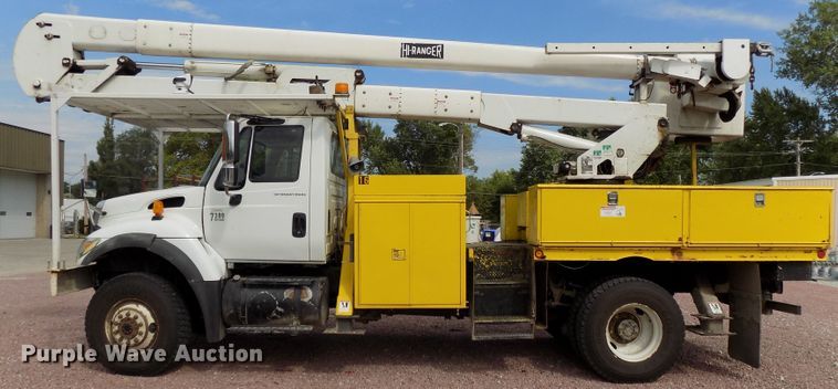 image for item DG2449 2006 International 7300 bucket truck