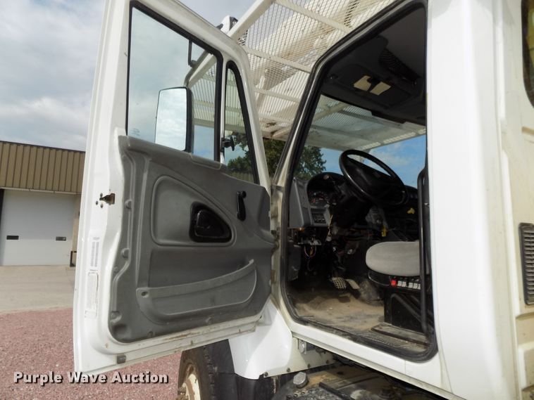 image for item DG2449 2006 International 7300 bucket truck