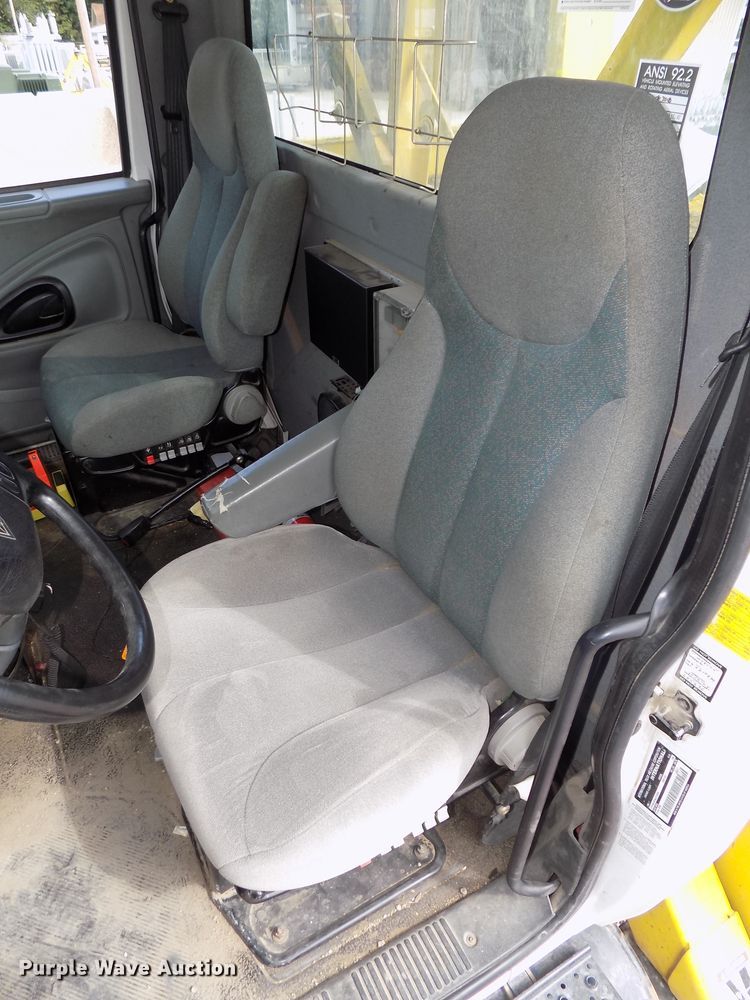 image for item DG2449 2006 International 7300 bucket truck