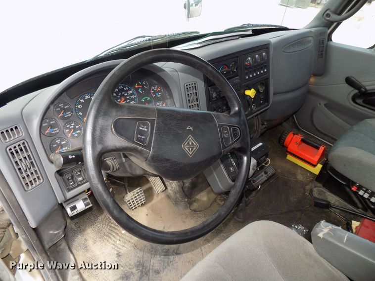 image for item DG2449 2006 International 7300 bucket truck