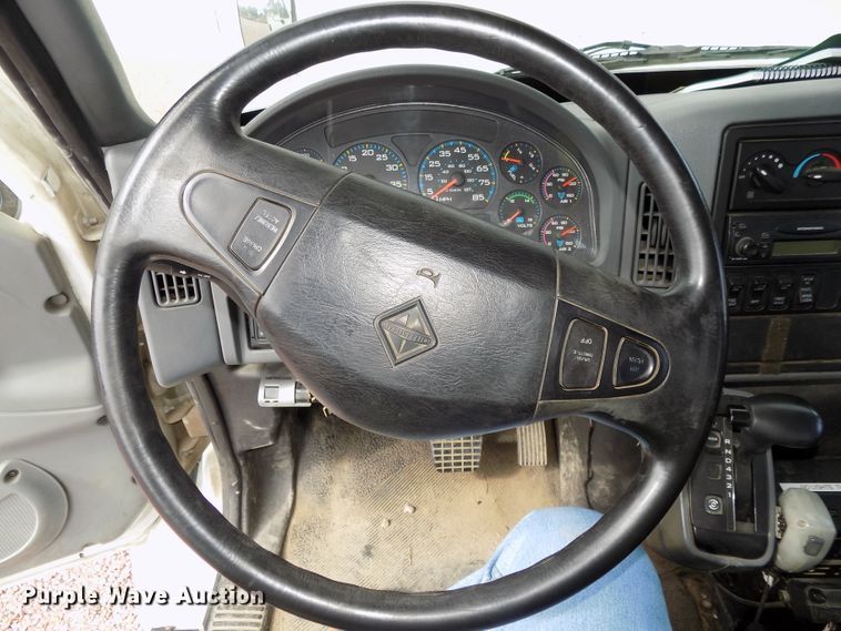 image for item DG2449 2006 International 7300 bucket truck