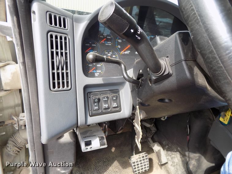 image for item DG2449 2006 International 7300 bucket truck