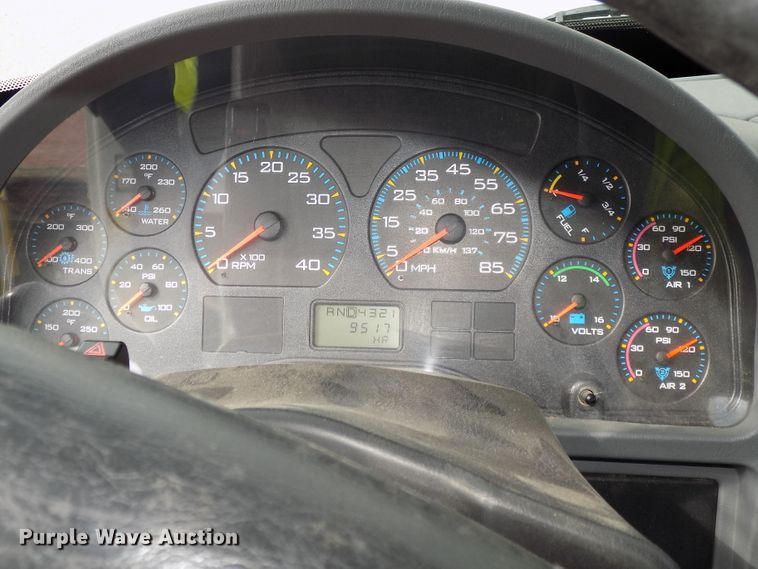 image for item DG2449 2006 International 7300 bucket truck