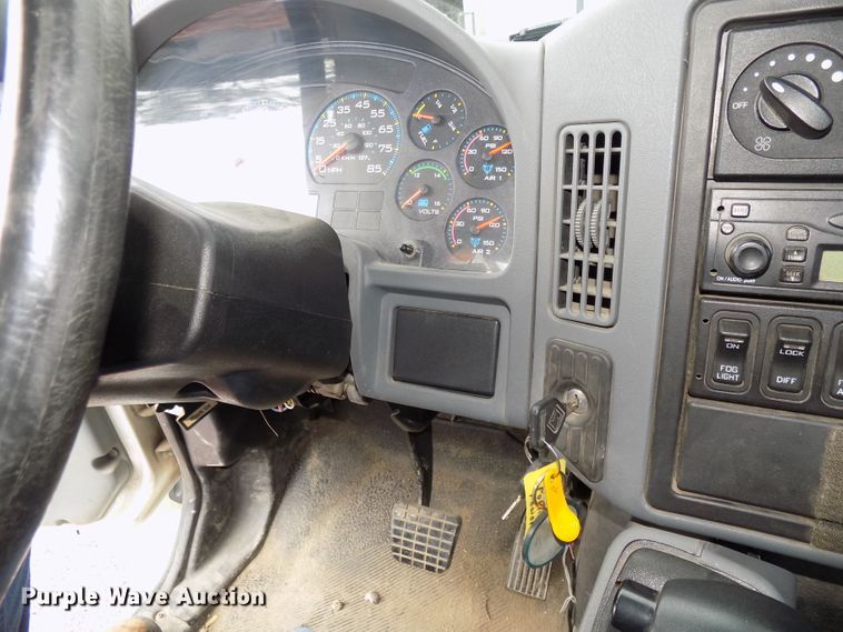 image for item DG2449 2006 International 7300 bucket truck