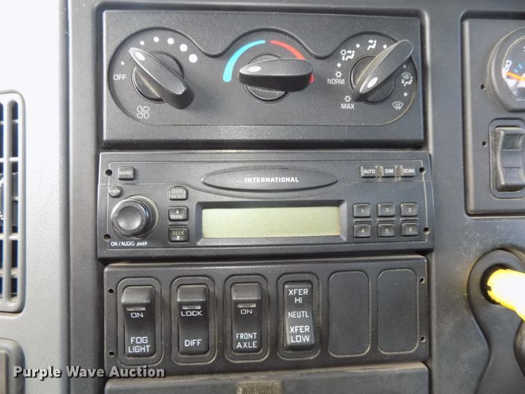 image for item DG2449 2006 International 7300 bucket truck