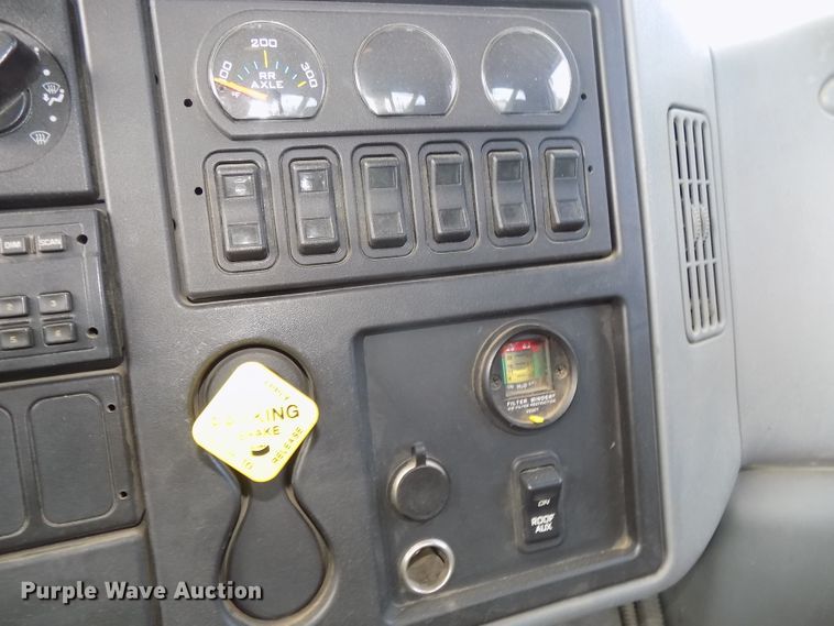 image for item DG2449 2006 International 7300 bucket truck