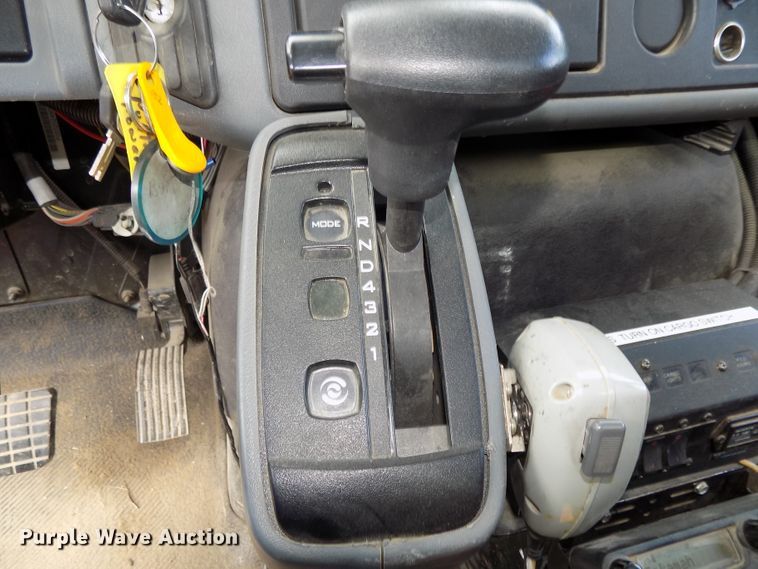 image for item DG2449 2006 International 7300 bucket truck