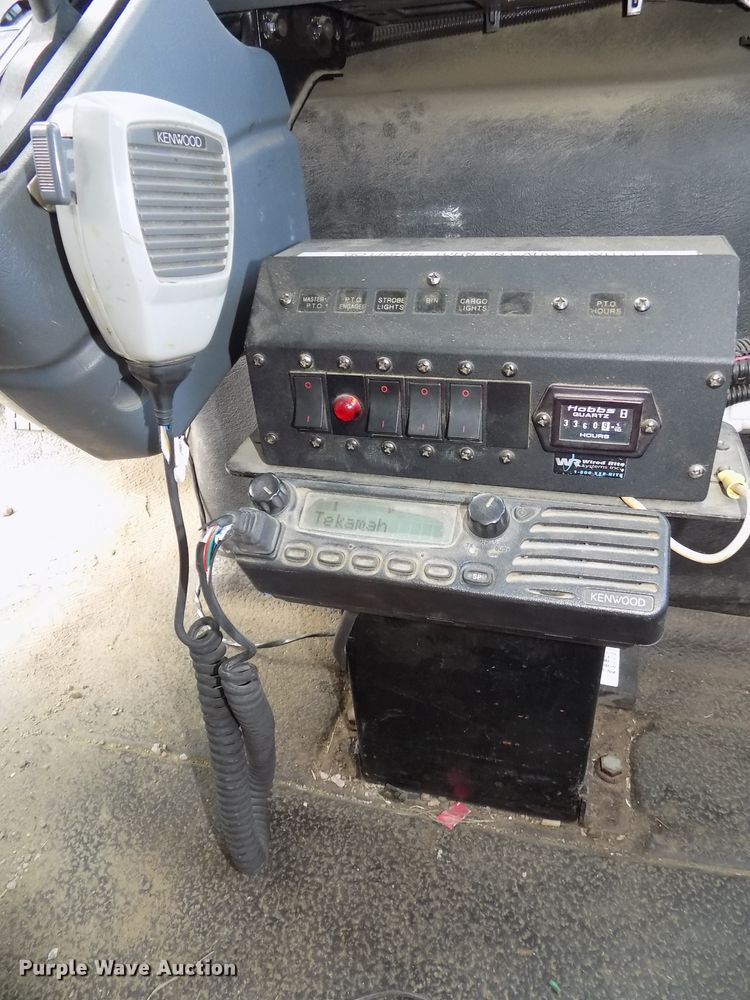 image for item DG2449 2006 International 7300 bucket truck