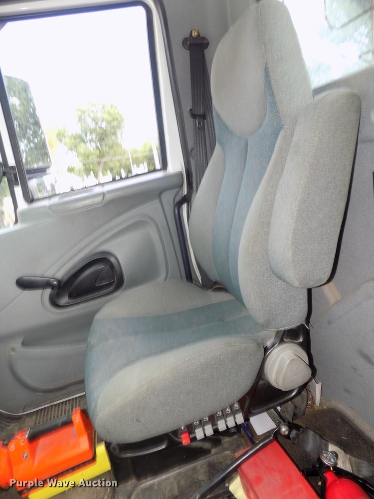 image for item DG2449 2006 International 7300 bucket truck