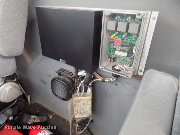 image for item DG2449 2006 International 7300 bucket truck