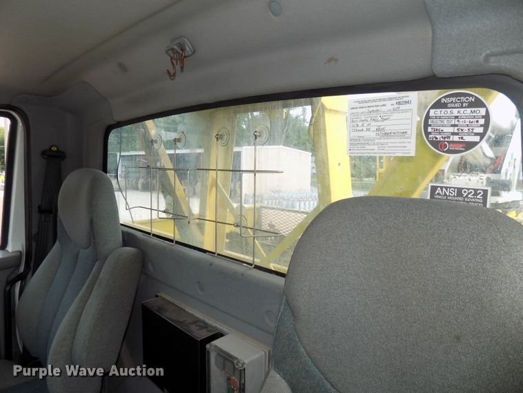 image for item DG2449 2006 International 7300 bucket truck