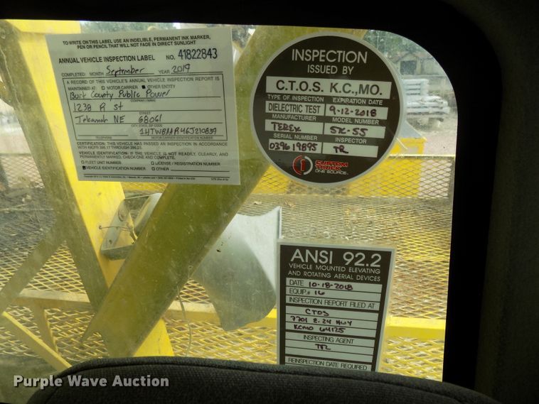 image for item DG2449 2006 International 7300 bucket truck