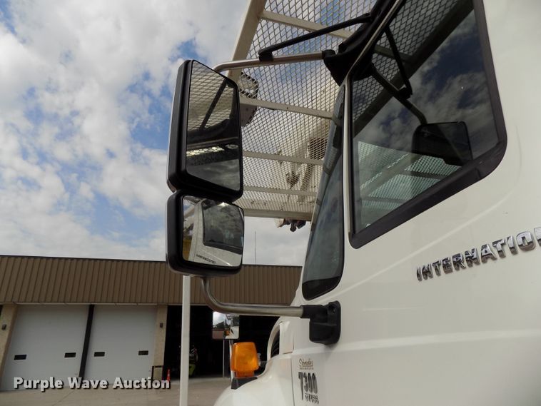 image for item DG2449 2006 International 7300 bucket truck