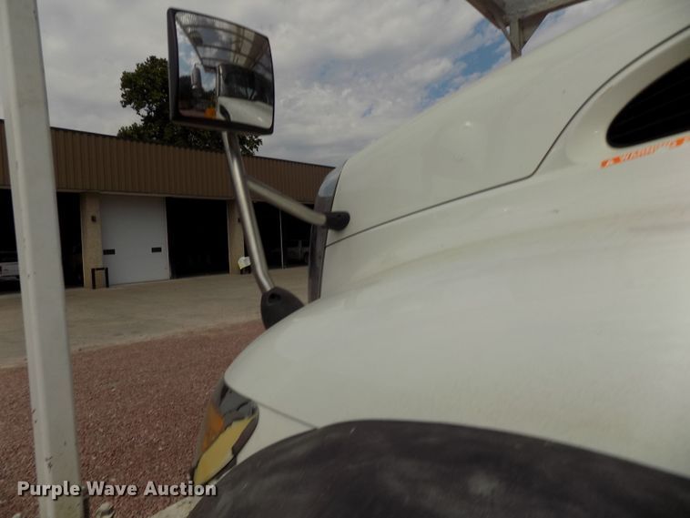 image for item DG2449 2006 International 7300 bucket truck