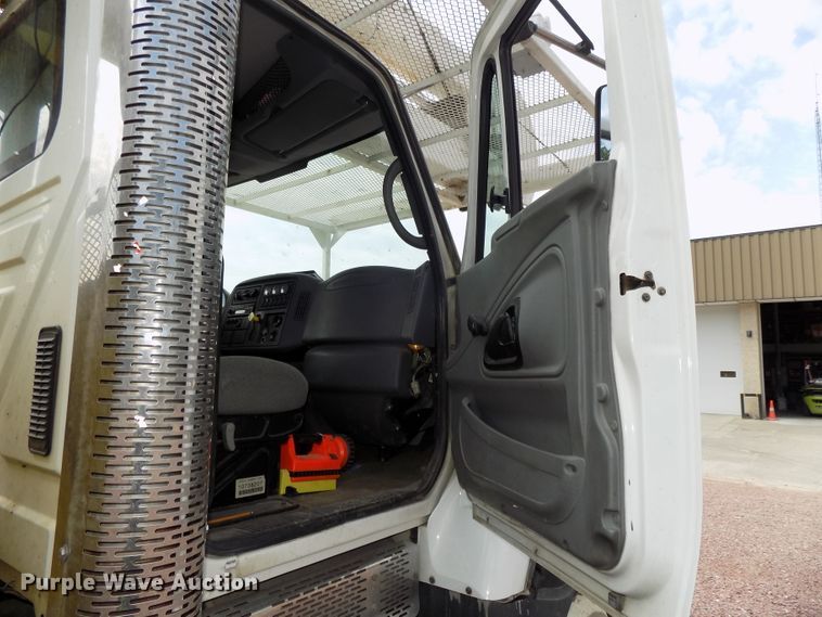 image for item DG2449 2006 International 7300 bucket truck