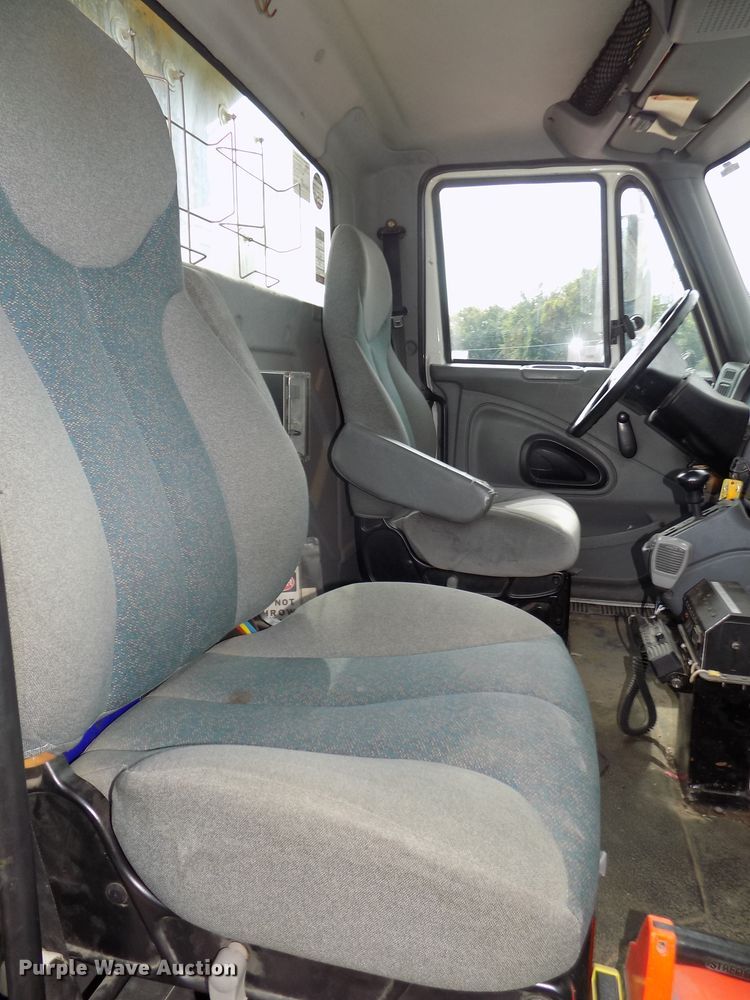 image for item DG2449 2006 International 7300 bucket truck