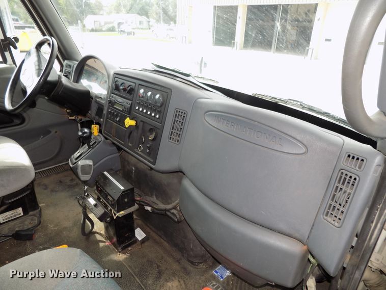 image for item DG2449 2006 International 7300 bucket truck