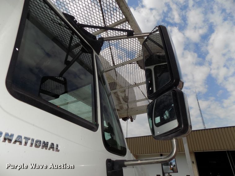 image for item DG2449 2006 International 7300 bucket truck