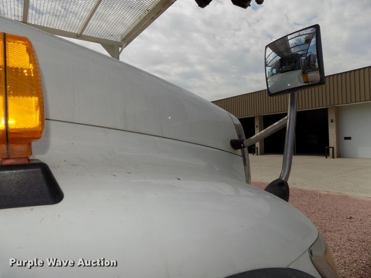 image for item DG2449 2006 International 7300 bucket truck