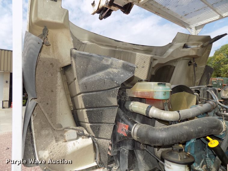 image for item DG2449 2006 International 7300 bucket truck