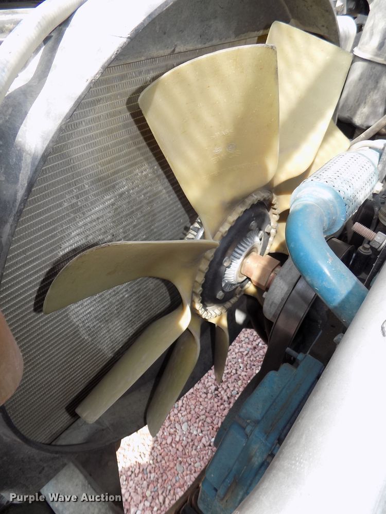 image for item DG2449 2006 International 7300 bucket truck