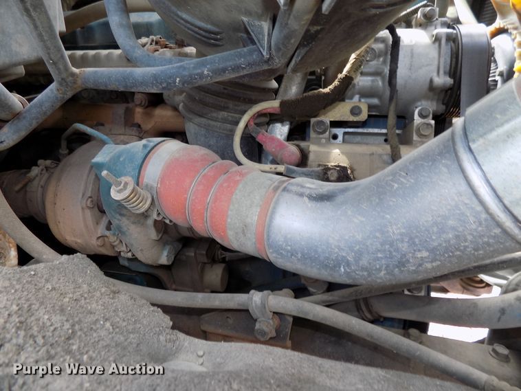 image for item DG2449 2006 International 7300 bucket truck