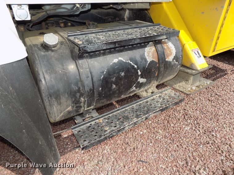 image for item DG2449 2006 International 7300 bucket truck