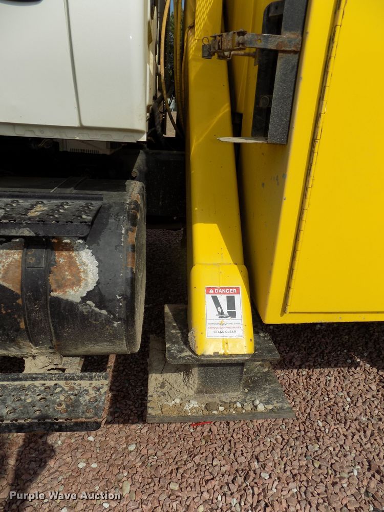 image for item DG2449 2006 International 7300 bucket truck