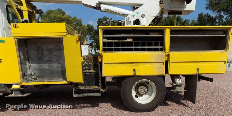 image for item DG2449 2006 International 7300 bucket truck