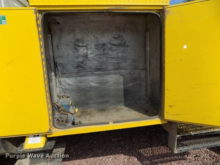 image for item DG2449 2006 International 7300 bucket truck