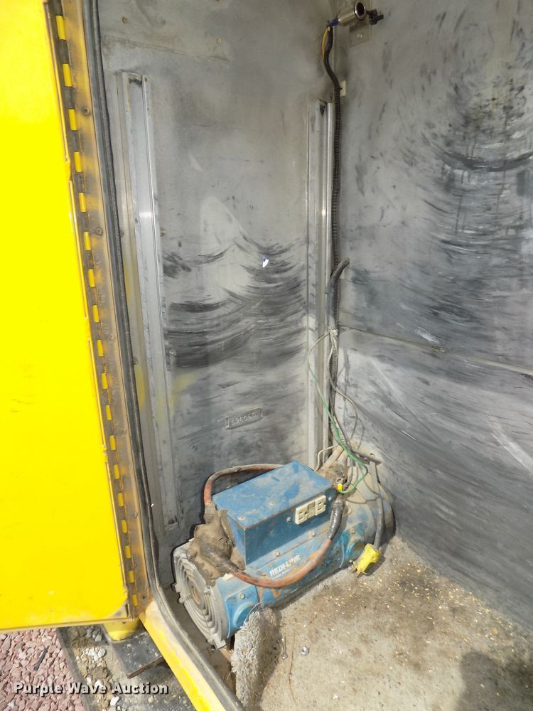 image for item DG2449 2006 International 7300 bucket truck