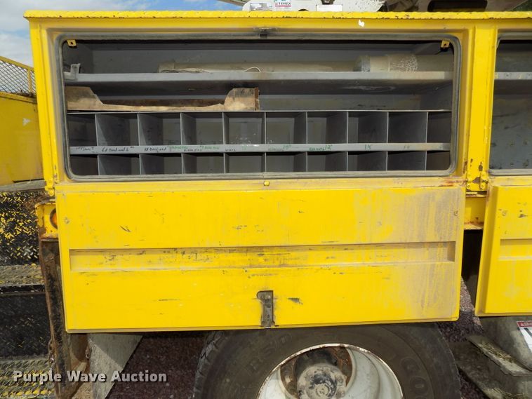 image for item DG2449 2006 International 7300 bucket truck