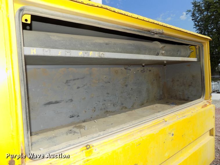 image for item DG2449 2006 International 7300 bucket truck