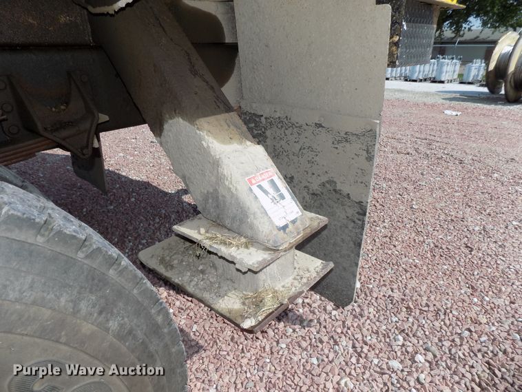 image for item DG2449 2006 International 7300 bucket truck