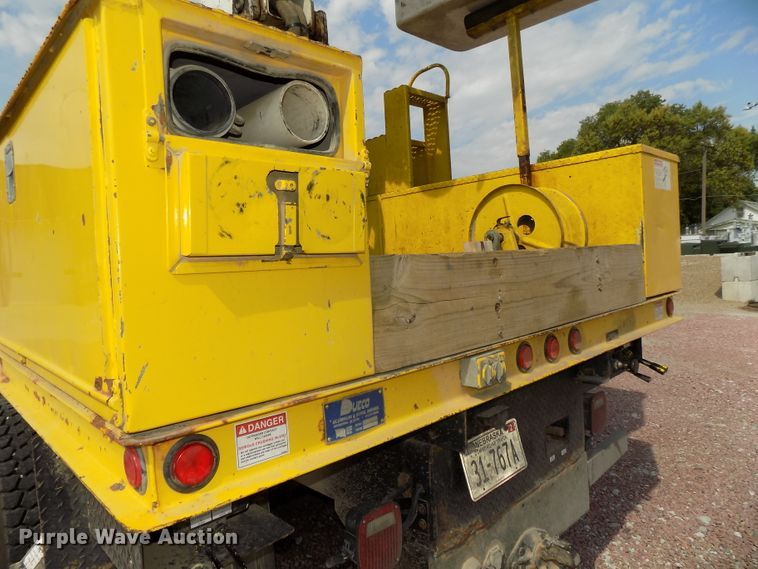 image for item DG2449 2006 International 7300 bucket truck