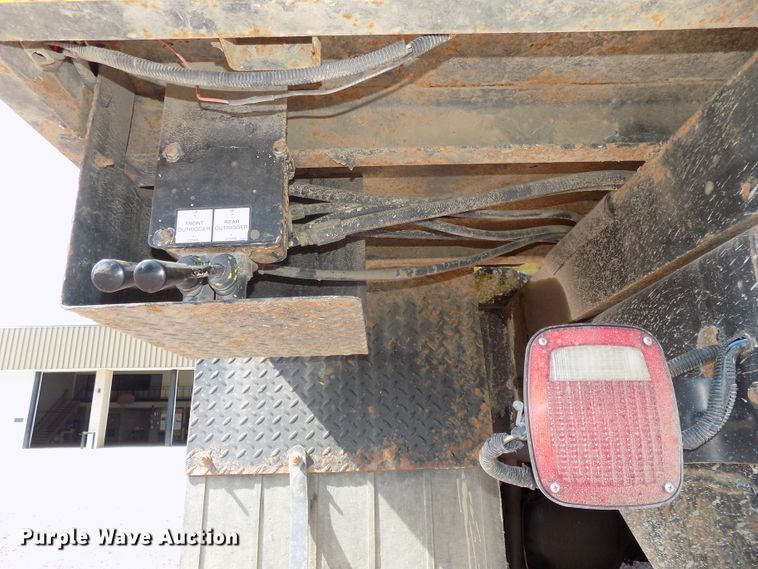 image for item DG2449 2006 International 7300 bucket truck