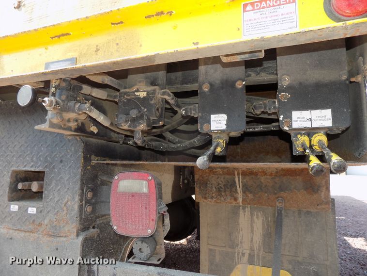 image for item DG2449 2006 International 7300 bucket truck