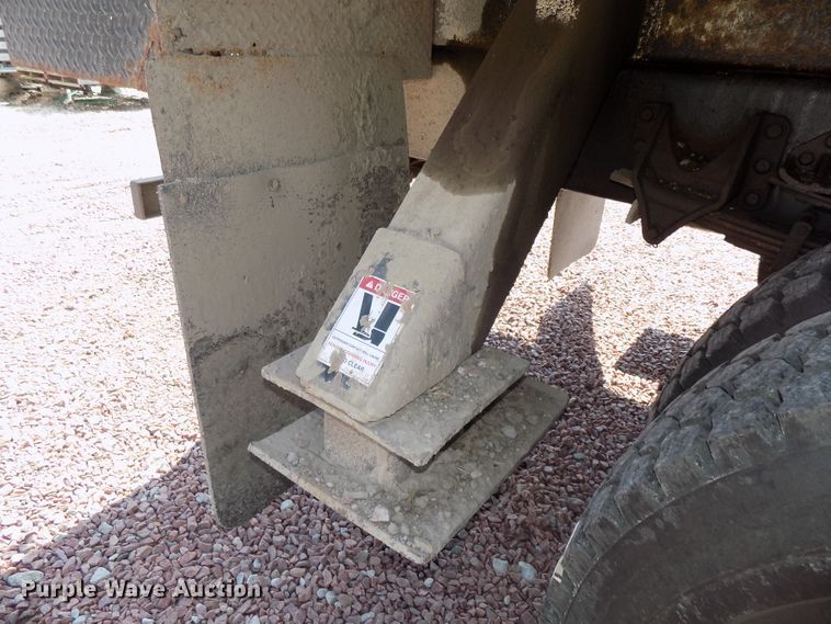 image for item DG2449 2006 International 7300 bucket truck