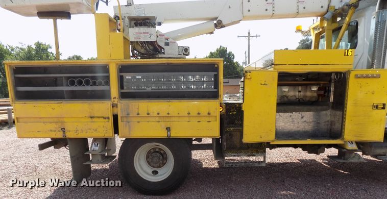 image for item DG2449 2006 International 7300 bucket truck