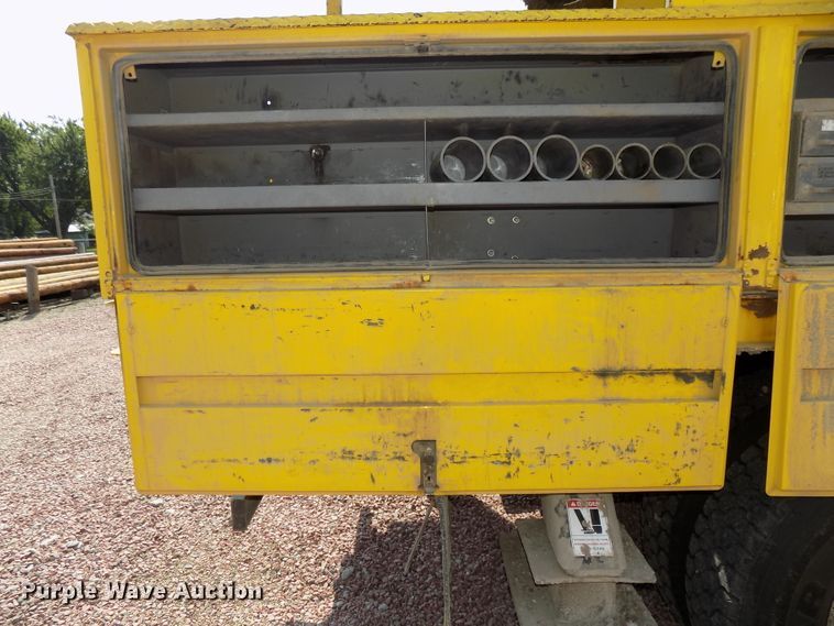 image for item DG2449 2006 International 7300 bucket truck