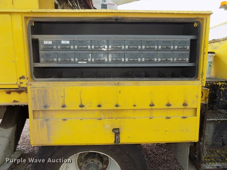 image for item DG2449 2006 International 7300 bucket truck