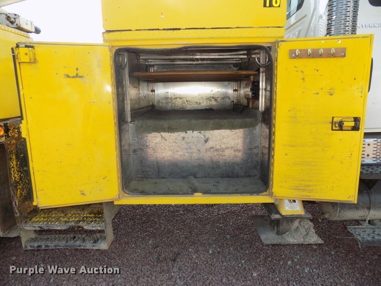 image for item DG2449 2006 International 7300 bucket truck