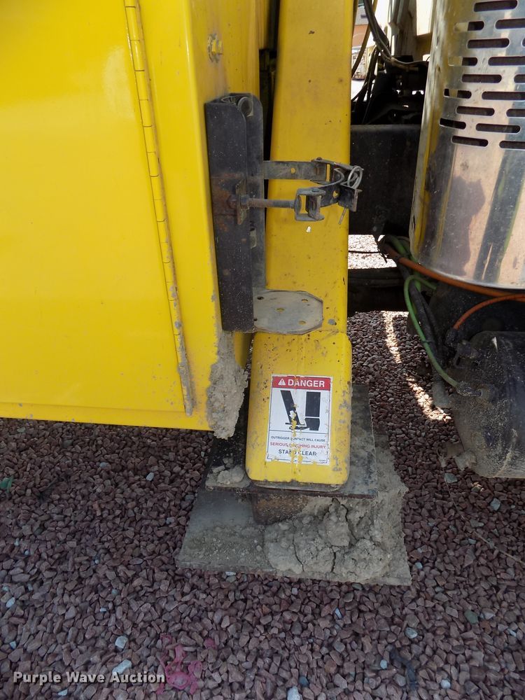 image for item DG2449 2006 International 7300 bucket truck