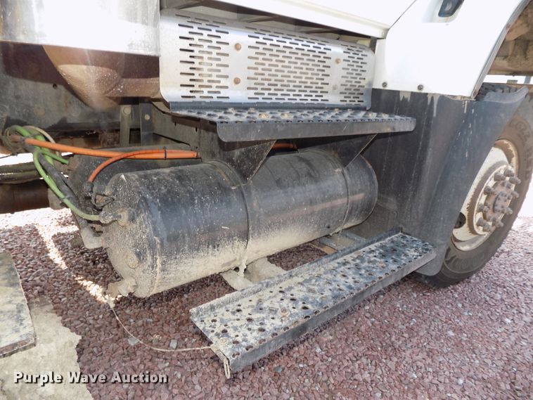 image for item DG2449 2006 International 7300 bucket truck